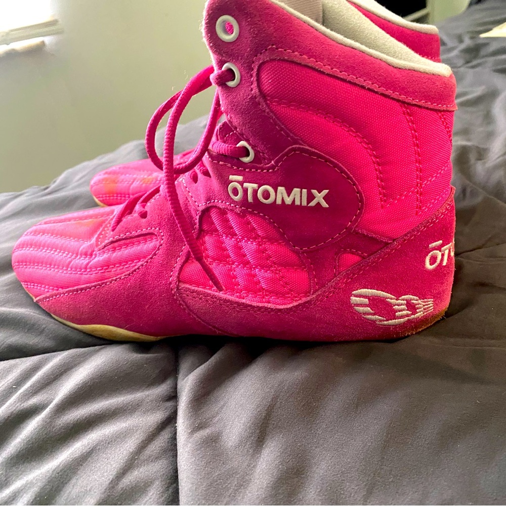 These are great bodybuilding/weight lifting shoes and boxing shoes for females !
